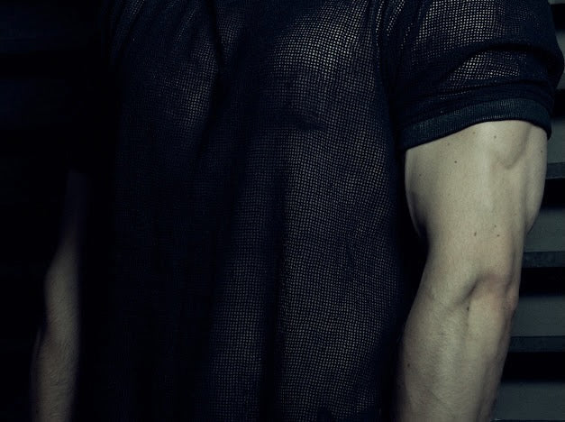 Detail of the short sleeve and textured black cotton mesh on the SYZMIC MESH T-SHIRT 213.