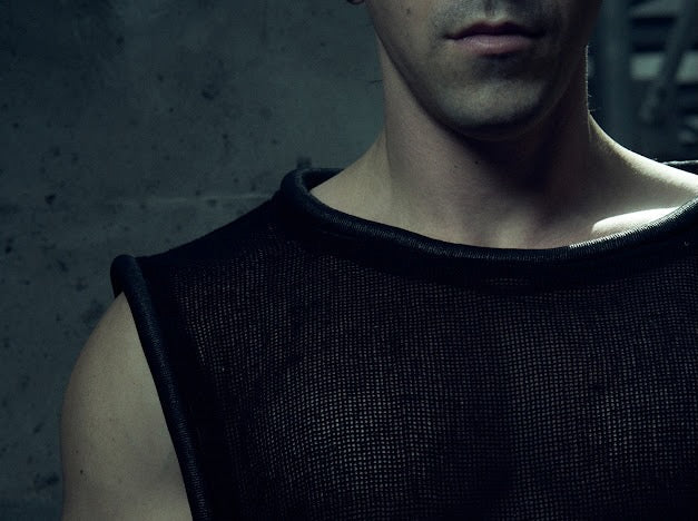 Front neckline detail of the black SYZMIC MESH TANK TOP 212 with rounded piping.