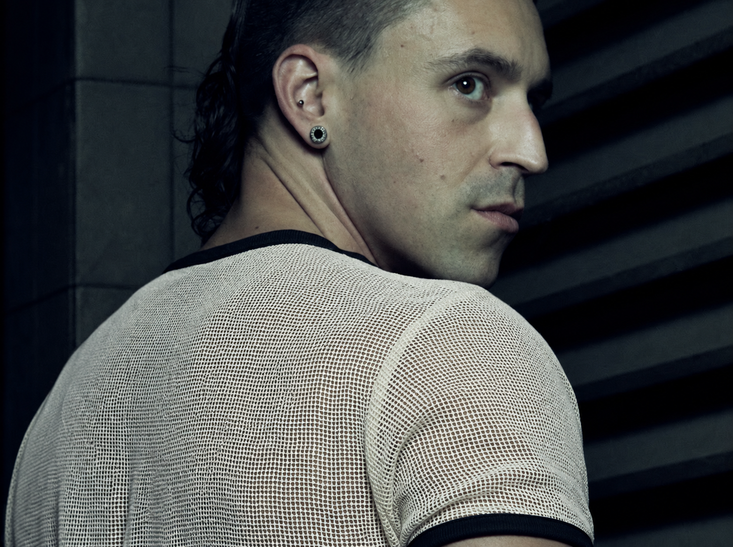 MESH T-SHIRT 213 in white/ecru with black wax-coated rib trims — digitally retouched color simulation.