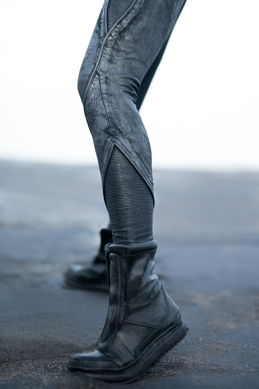 Unisex Ankle Leggings with Metallic Texture – Syzmic